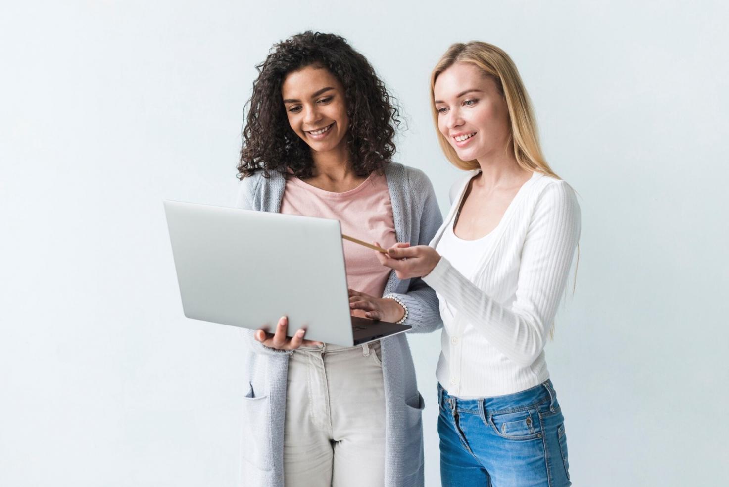 Moderní kancelář s finančními grafy na monitorech