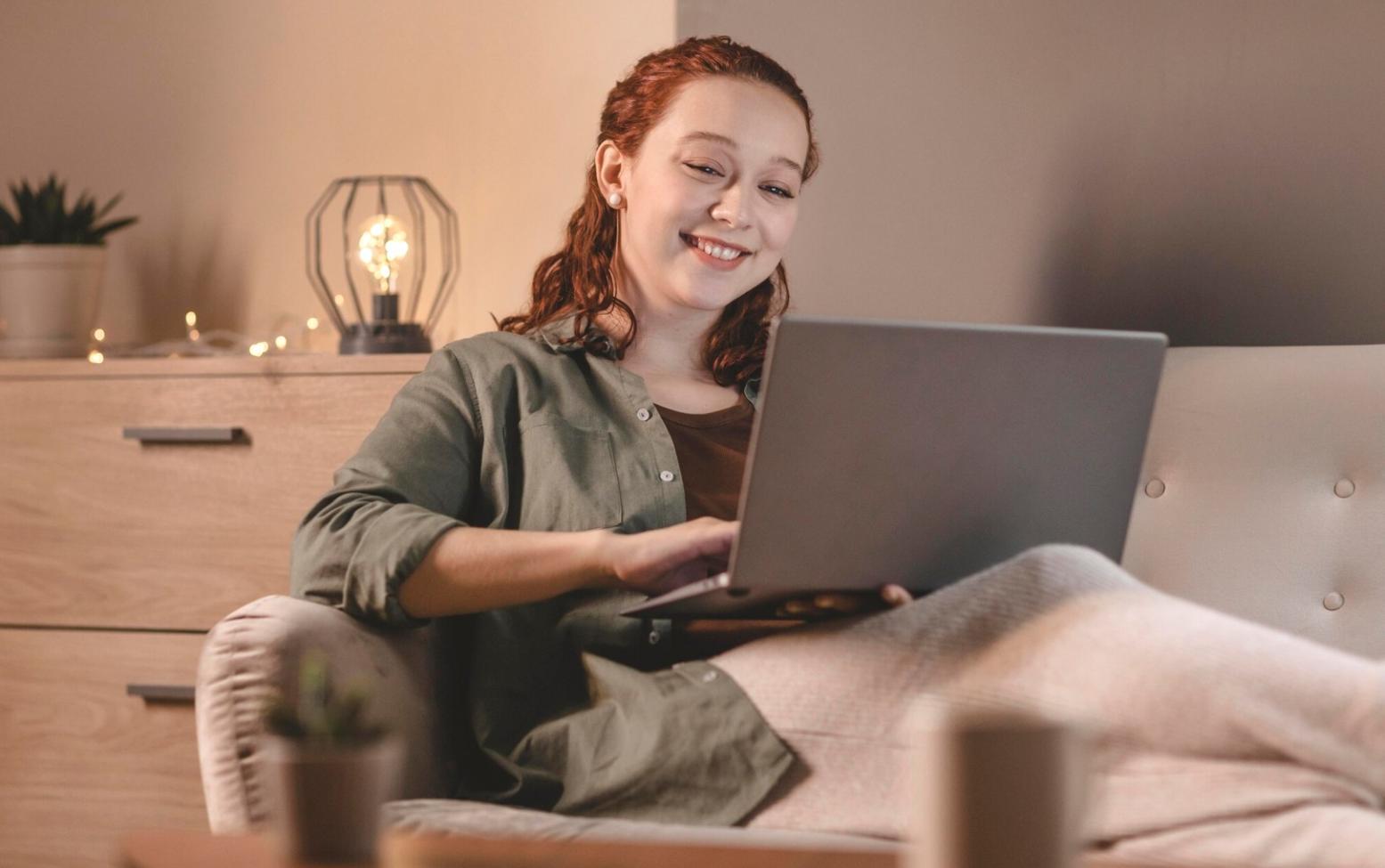 Studenti pracují na finančních projektech s reálnými daty